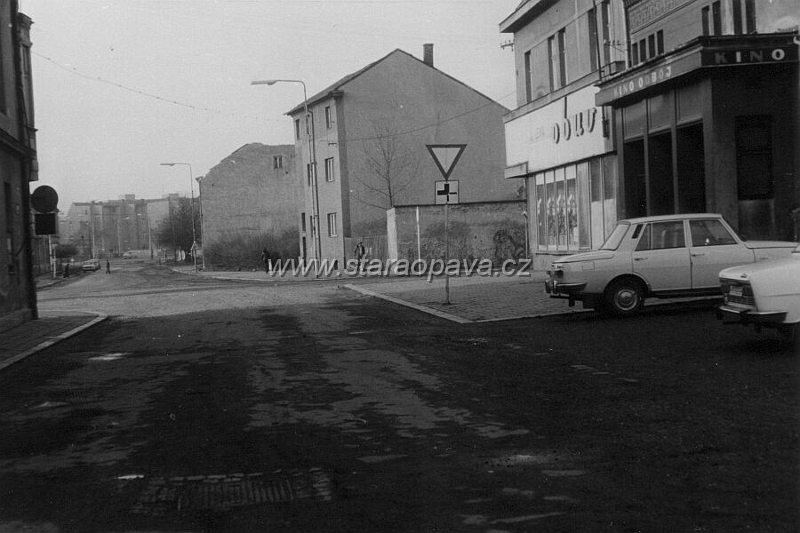 halkova (7).jpg - Pohled na křižovatku z ulice Hálkova, doprava původní Černá a rovně a doleva Ratibořská. Foto z konce 70.let 20.století.